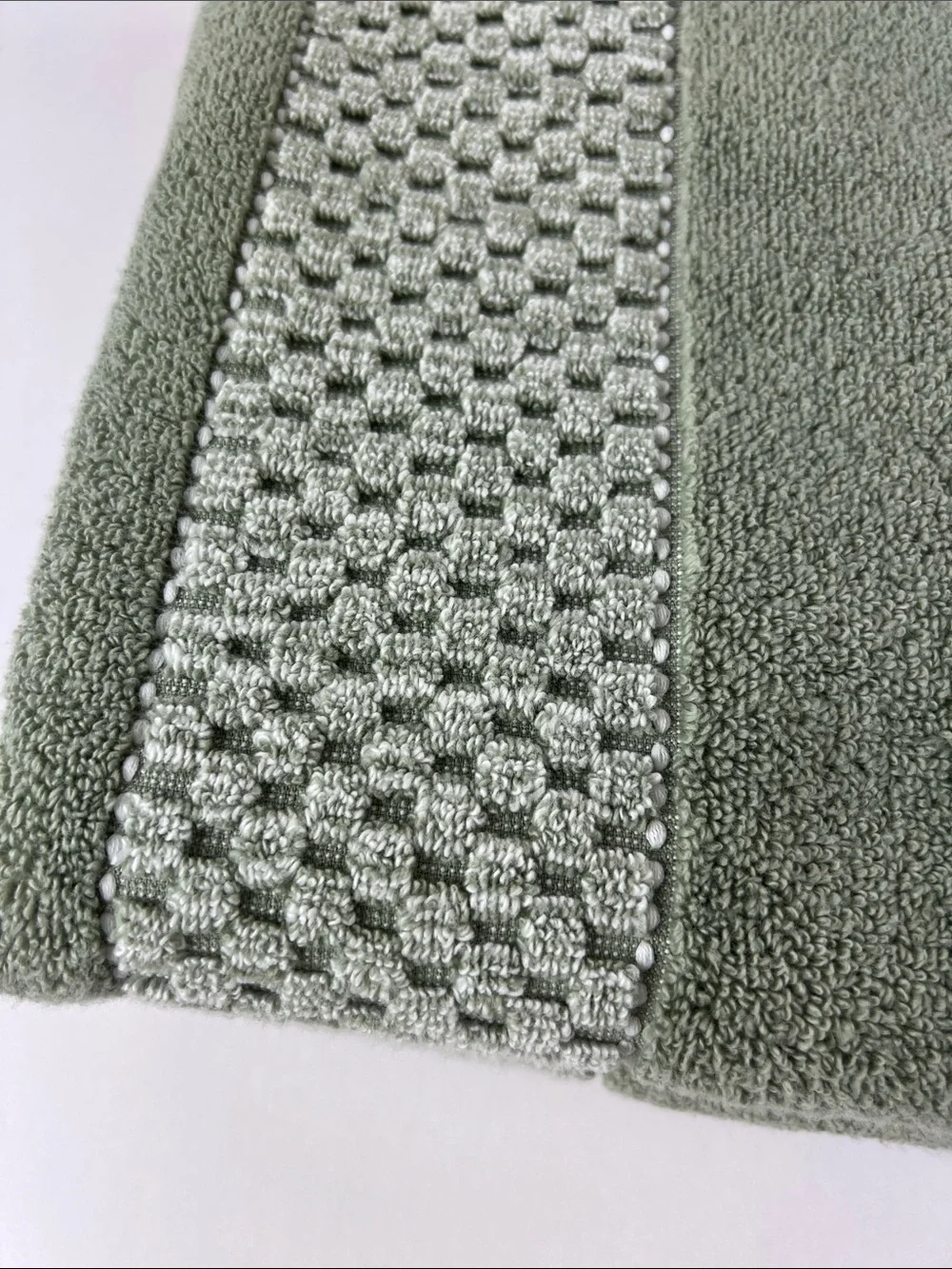 DKNY Bath Towel Set Sage Green White Plush Cotton Zero Twist Set of 2 NEW